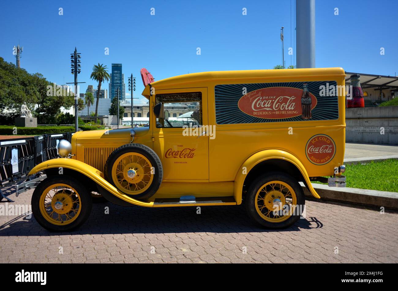 Ford Oldtimer als Werbemedium für Coca Cola auf einer Ausstellung in Buenos Aires, Argentinien Stockfoto