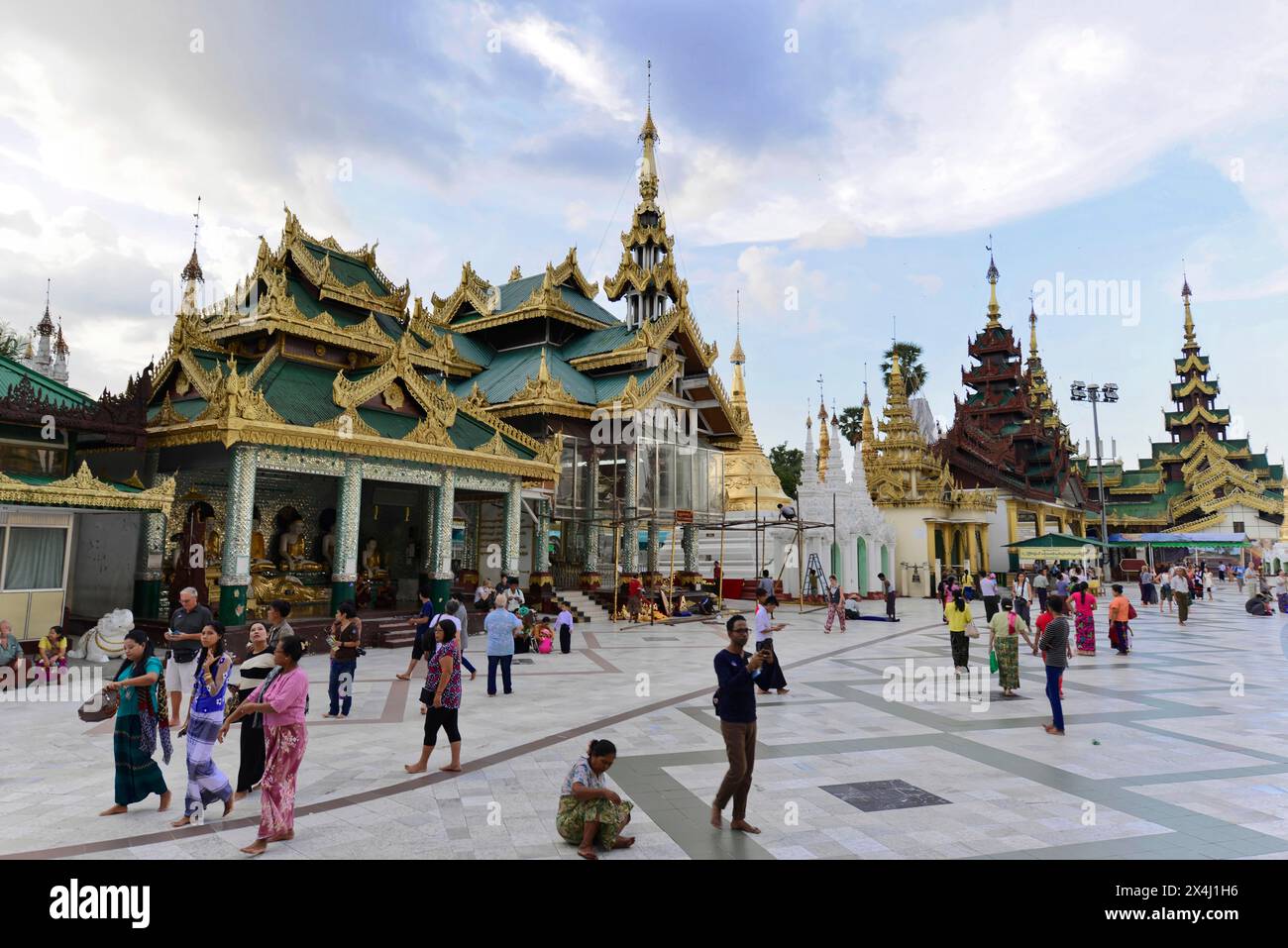 Pilger in der Shwedagon Pagode, Yangon, Myanmar, Asien, besuchen Eine vielfältige Gruppe von Menschen einen buddhistischen Tempel, die Shwedagon Pagode Stockfoto