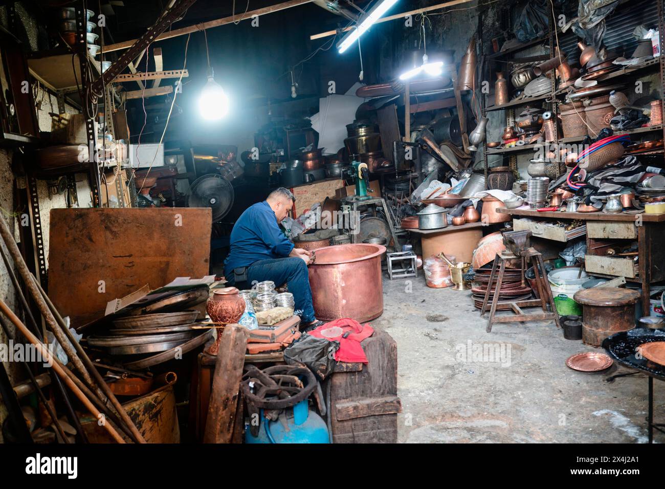 Kupferschmied arbeitet an einem Kupferbecken, Gaziantep Basar, Truthahn Stockfoto