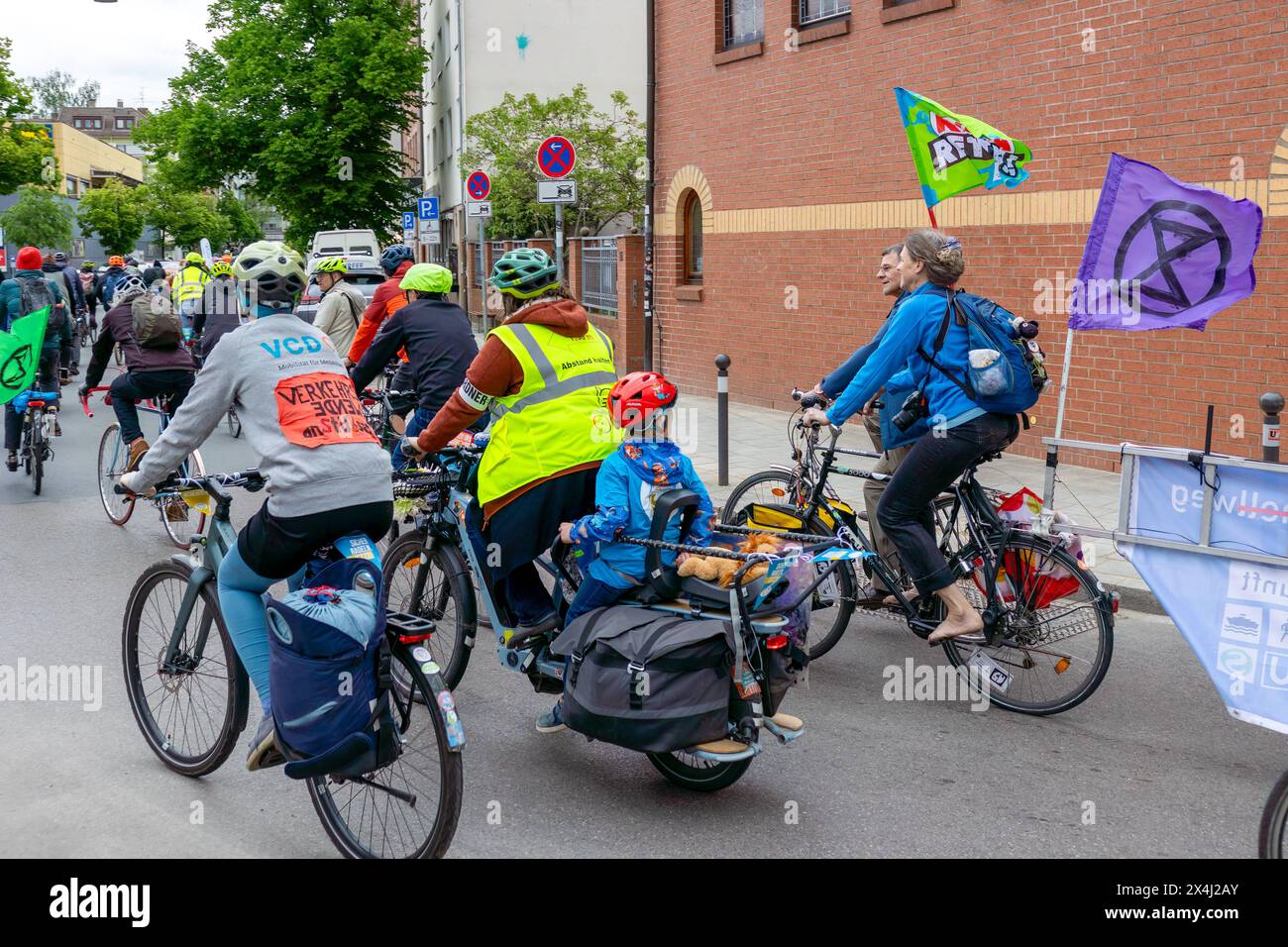 Fahrrad-Demonstration für die Mobilitätswende im Großraum Nürnberg Raddemo gegen den Ausbau des Frankenschnellwegs, für Radschnellwege und für die Stadt-Umland-Bahn, die Verlängerung der Straßenbahn von Nürnberg über Erlangen nach Herzogenaurach. Die Route der Demonstration führte vom Nürnberger Opernhaus über den Frankenschnellweg bis zur Straßenbahnhaltestelle am Wegfeld , das Ende der derzeitigen Ausbaustrecke der Tram nach Erlangen. Nürnberg Bayern Deutschland *** Fahrraddemonstration zur Mobilitätswende im Großraum Nürnberg Fahrraddemonstration gegen den Ausbau Stockfoto