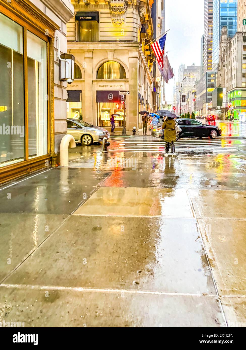 Regengetränkte Gehwege, 5th Avenue, Midtown Manhattan, New York City Stockfoto