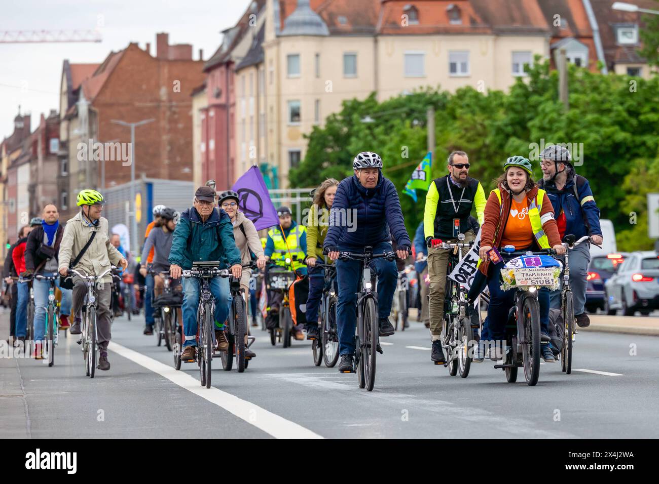 Fahrrad-Demonstration für die Mobilitätswende im Großraum Nürnberg Raddemo gegen den Ausbau des Frankenschnellwegs, für Radschnellwege und für die Stadt-Umland-Bahn, die Verlängerung der Straßenbahn von Nürnberg über Erlangen nach Herzogenaurach. Die Route der Demonstration führte vom Nürnberger Opernhaus über den Frankenschnellweg bis zur Straßenbahnhaltestelle am Wegfeld , das Ende der derzeitigen Ausbaustrecke der Tram nach Erlangen. Nürnberg Bayern Deutschland *** Fahrraddemonstration zur Mobilitätswende im Großraum Nürnberg Fahrraddemonstration gegen den Ausbau Stockfoto