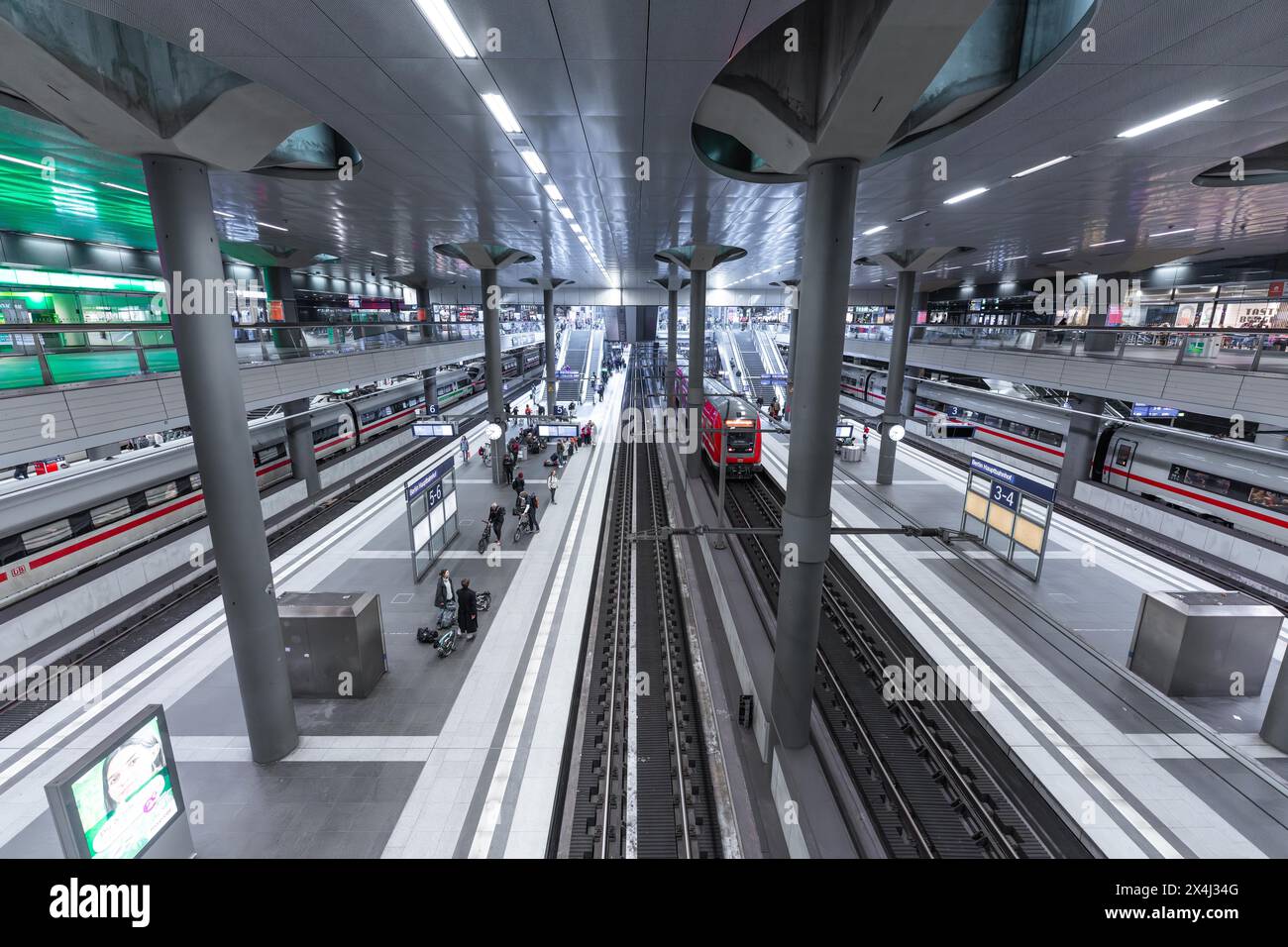Innenraum eines modernen Bahnhofs mit mehreren Bahnsteigen und Reisenden, Berlin, Berlin Hauptbahnhof, Deutschland Stockfoto