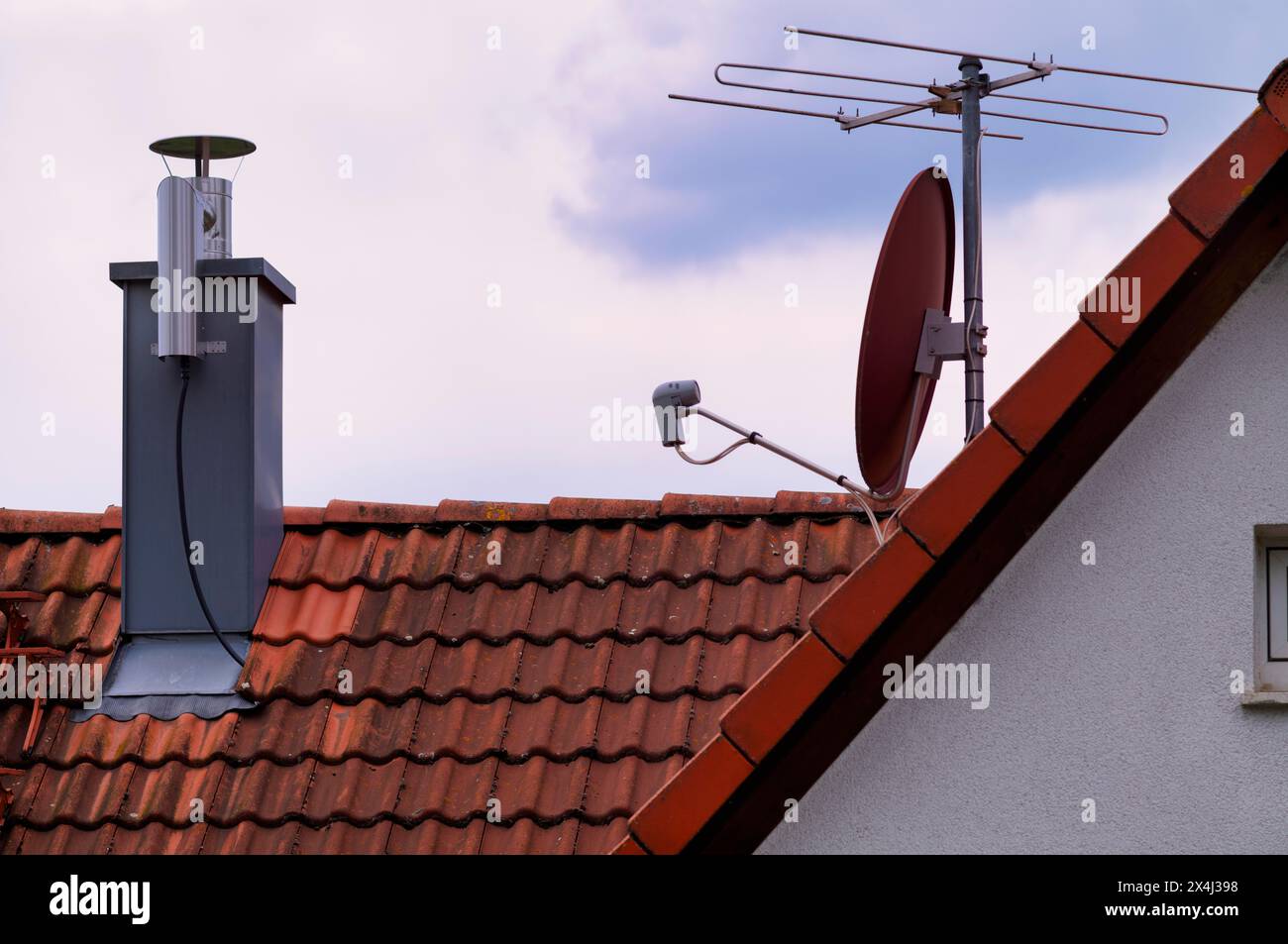 Nachträglicher Schornstein auf dem Dach, mit Staubabscheider, elektrostatischer Filterung von Rußpartikeln aus der Innenseite des Rauchrohres, Stromanschluss, Satell Stockfoto