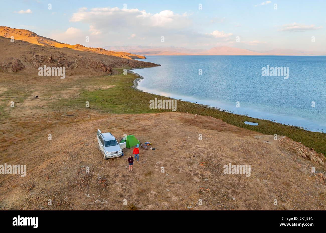 Geländewagen-Camping in der Wildnis, Lake Songkoel, Kirgisistan Stockfoto