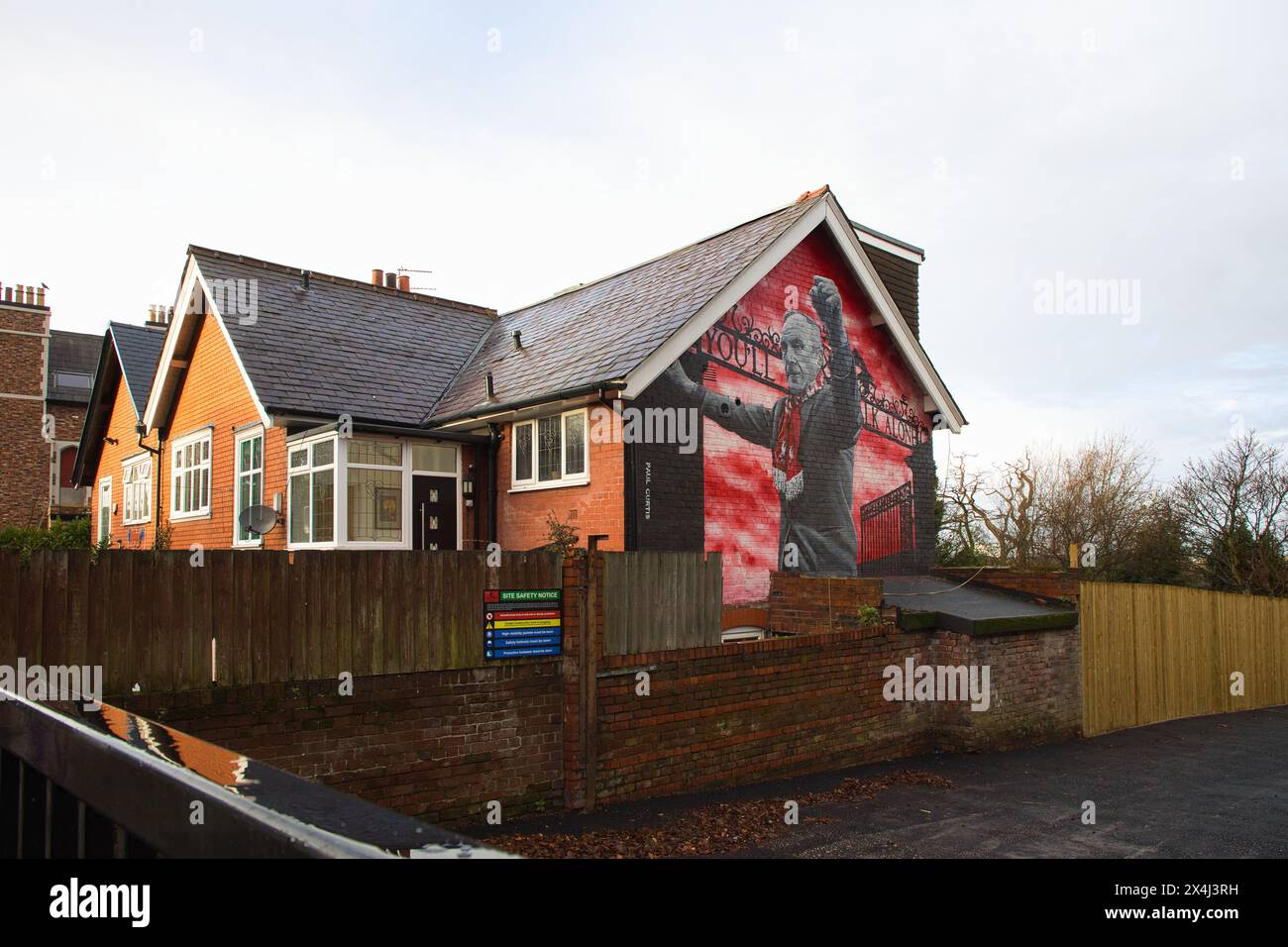 England, Liverpool - 29. Dezember 2023: Bill Shankly Wandgemälde an einem Haus in der Anfield Road. Stockfoto