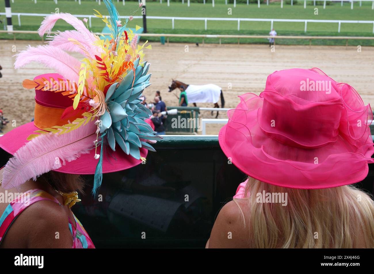 Louisville, Usa. Mai 2024. Rennfans beobachten, wie die Pferde vor dem 150. Lauf der Kentucky Oaks in Churchill Downs am Freitag, den 3. Mai 2024 in Louisville, Kentucky, zum Fahrerlager aufbrechen. Foto: Mark Abraham/UPI Credit: UPI/Alamy Live News Stockfoto