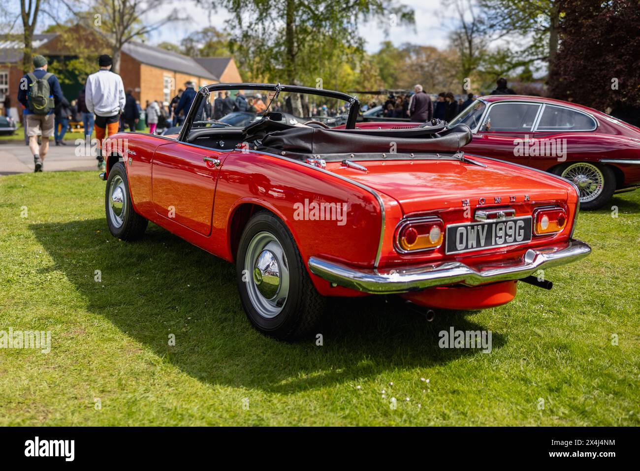 1969 Honda S800 Roadster, ausgestellt auf dem April Scramble im Bicester Heritage Centre am 21. April 2024. Stockfoto