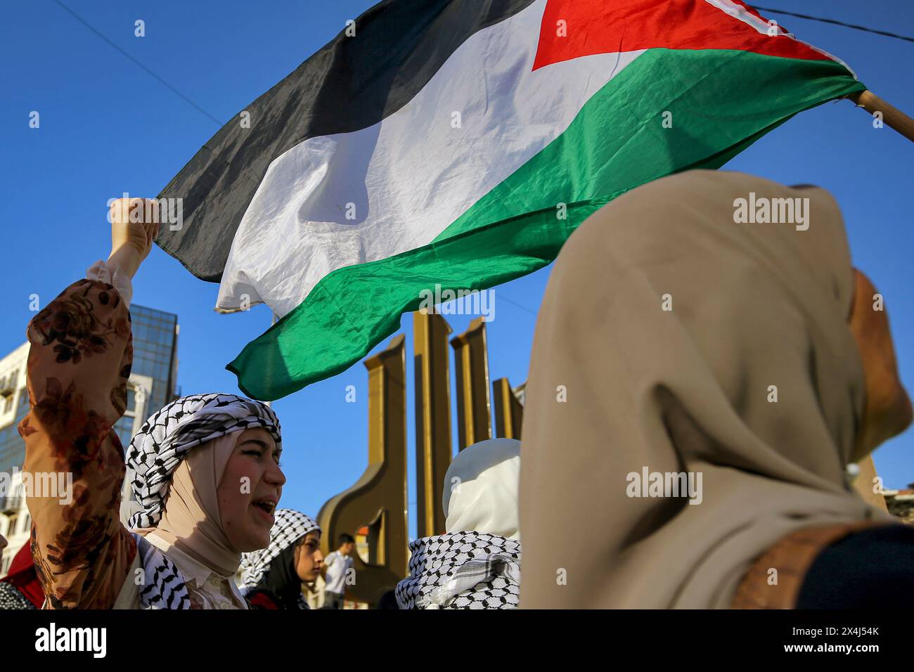 Tripolis, Tripolis, Libanon. Mai 2024. Ein Libanon singt Slogans während einer Demonstration in der nördlichen Hafenstadt Tripolis, um Gaza zu unterstützen und Studenten an US-Universitäten zu unterstützen. Eine wachsende globale Studentenbewegung, die Universitätscampus besetzen soll, hat sich in den letzten Tagen weiter zusammengeschlossen und expandiert, nachdem dramatische Szenen mit pro-palästinensischen Demonstranten und Polizisten an amerikanischen Colleges an Kameras festgehalten wurden. (Kreditbild: © Marwan Naamani/ZUMA Press Wire) NUR REDAKTIONELLE VERWENDUNG! Nicht für kommerzielle ZWECKE! Quelle: ZUMA Press, Inc./Alamy Live News Stockfoto