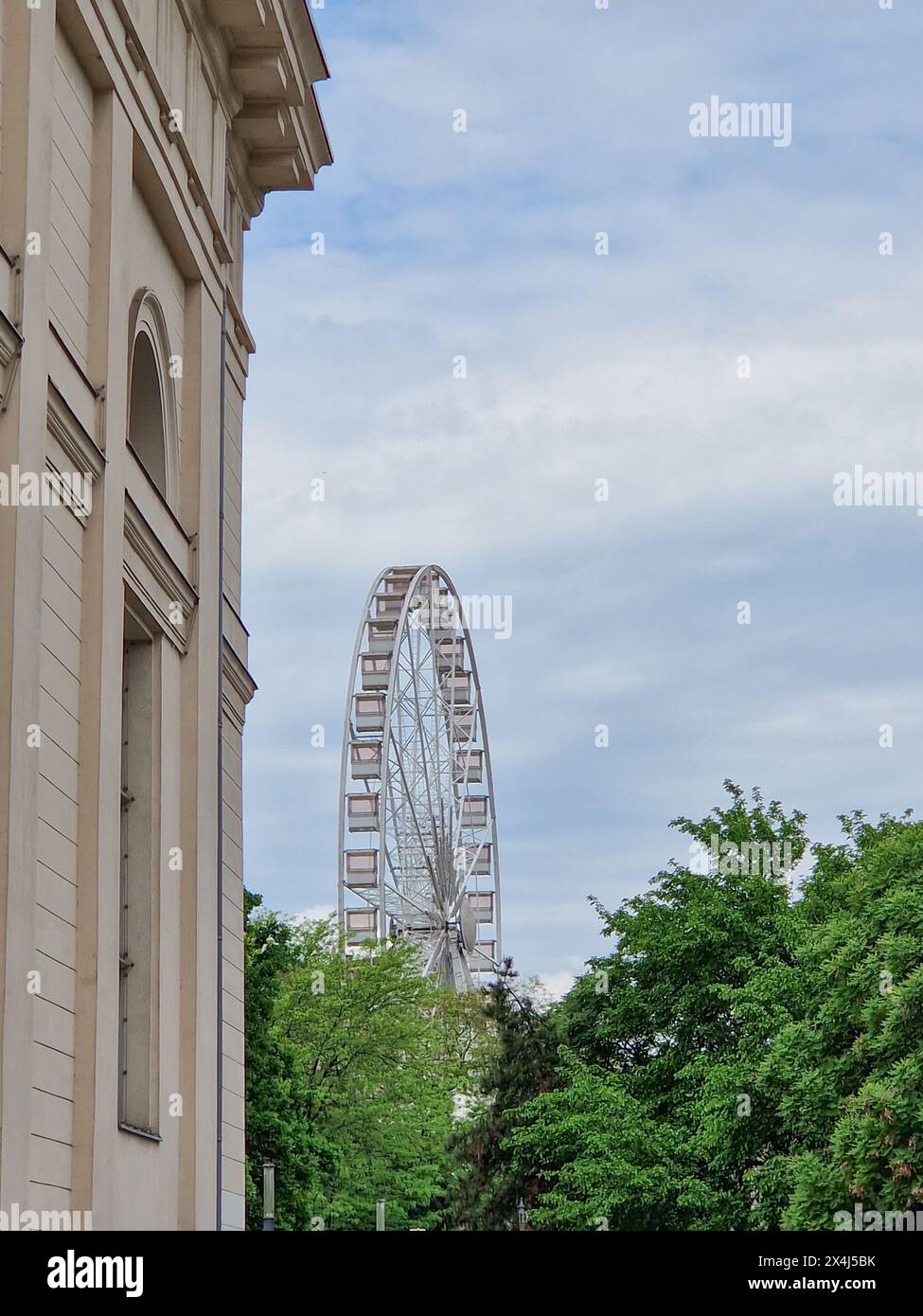 BUDAPEST/UNGARN - 2023-05-06:das Budapest Eye, ein riesiges Riesenrad, bietet einen Panoramablick auf die Skyline der ungarischen Hauptstadt. Leuchtet gegen Stockfoto