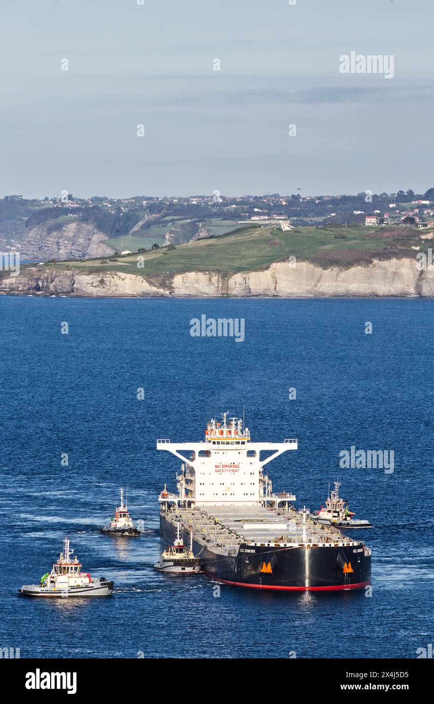 Schiff, GCL Dunkirk, Feststoff-Massengutfrachter, Andockmanöver am Dock von Ingeniero León. Puerto del Musel, Gijón, Asturien, Spanien Stockfoto
