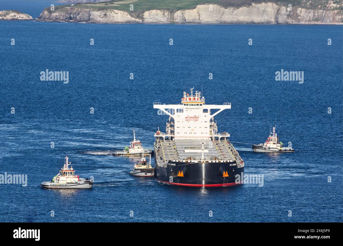 Schiff, GCL Dunkirk, Feststoff-Massengutfrachter, Andockmanöver am Dock von Ingeniero León. Puerto del Musel, Gijón, Asturien, Spanien Stockfoto