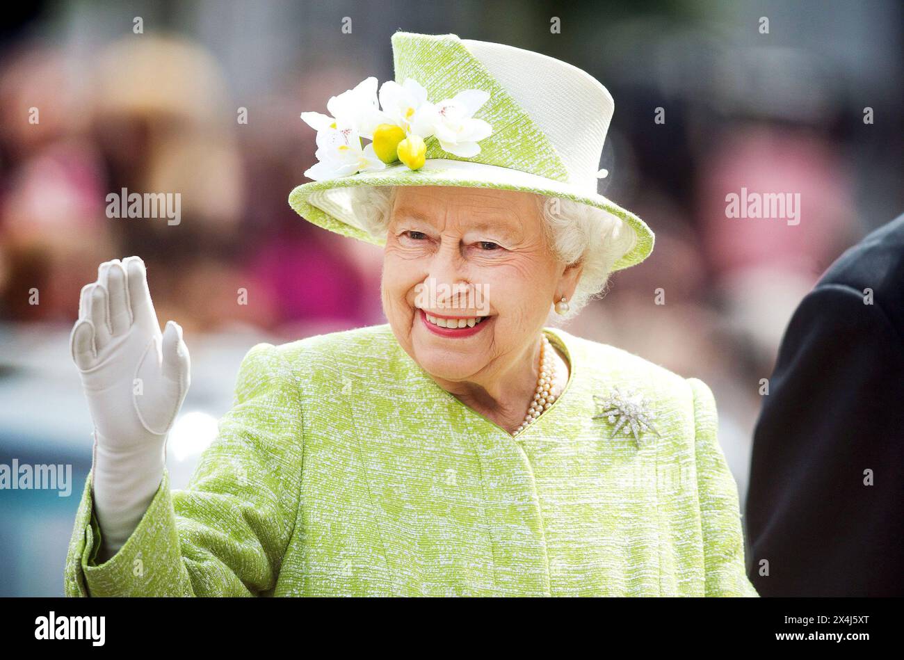 Königin Elizabeth II. Winkt während eines Spaziergangs um Windsor an ihrem 90th. Geburtstag am 21. April 2016 in Windsor, England. Stockfoto