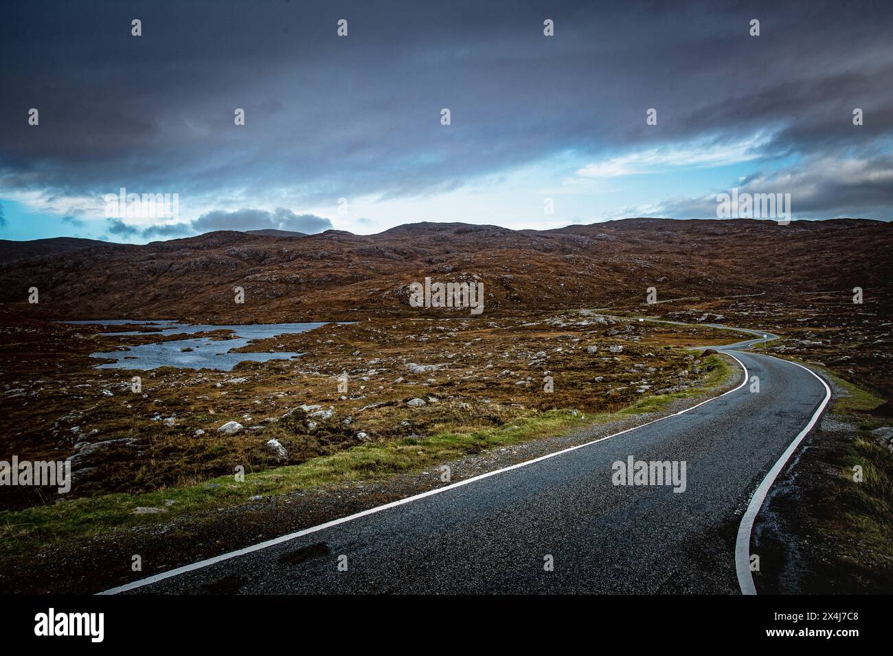 Isle of Harris Road führt durch raue Landschaft, Schottland Stockfoto