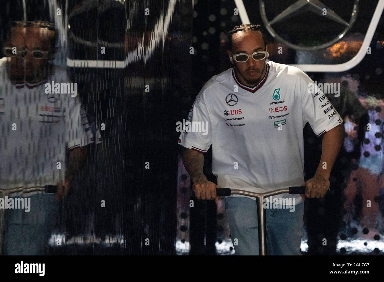 Miami Gardens, Usa. Mai 2024. Der britische Formel-1-Pilot Lewis Hamilton von Mercedes-AMG Petronas wird am Freitag, den 3. Mai 2024, auf dem Miami International Autodrome in Miami Gardens, Florida, beim Formel-1-Grand Prix von Miami beobachtet. Foto: Greg Nash/UPI Credit: UPI/Alamy Live News Stockfoto