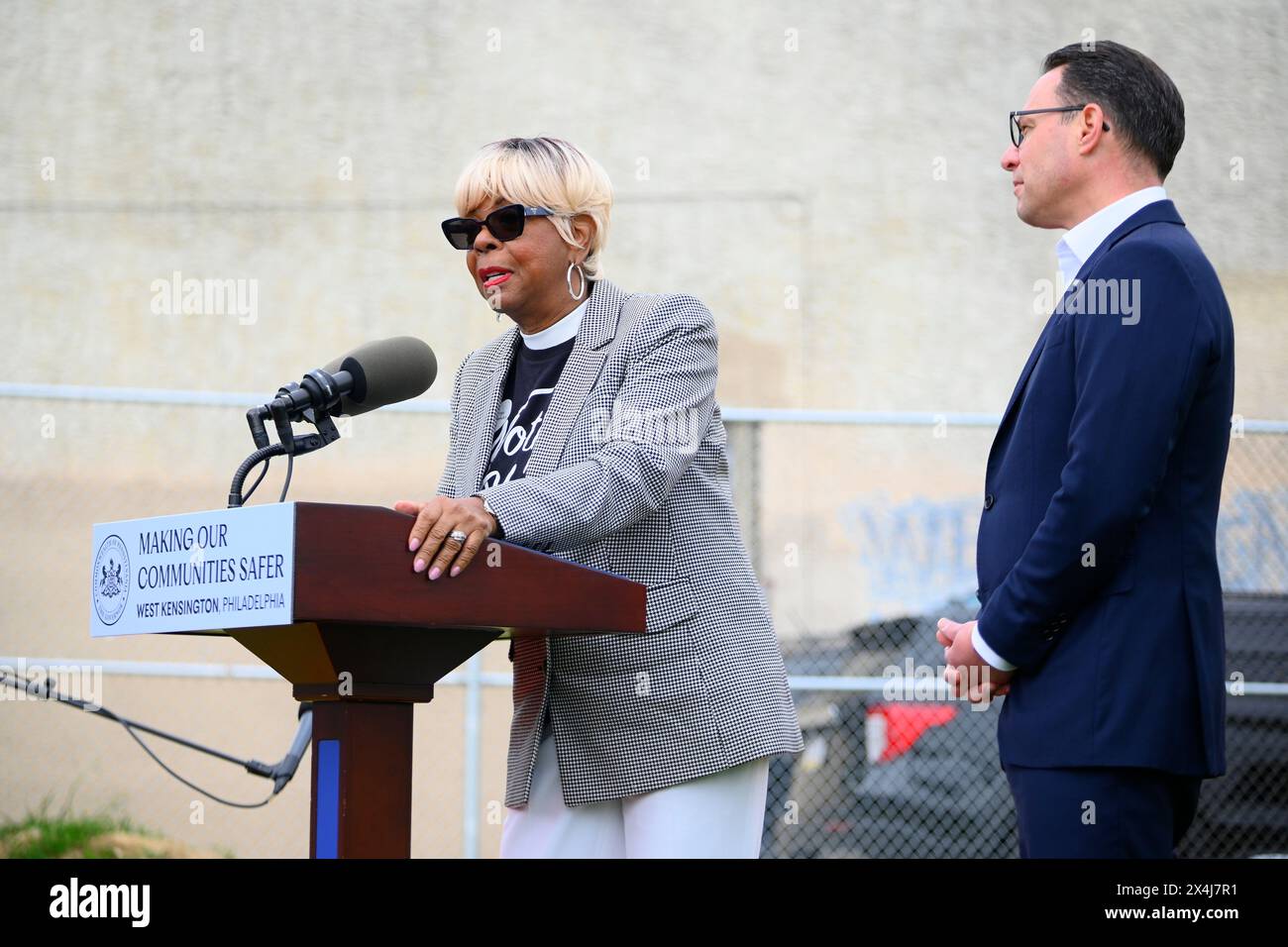 Philadelphia, Usa. Mai 2024. Dr. Dorothy Johnson-Speight, Gründerin und Executive Director von Mothers in Charge spricht am 3. Mai 2024 auf einer Pressekonferenz zur Bekämpfung von Gewalt und Sicherheit der PA Communities in West Kensington in Philadelphia, Pennsylvania, USA. Gouverneur Shapiro schlägt eine Investition in Programme der Jugendgemeinde vor, um Gewaltverbrechen und Waffengewalt zu verringern. (Foto: Bastiaan Slabbers/SIPA USA) Credit: SIPA USA/Alamy Live News Stockfoto