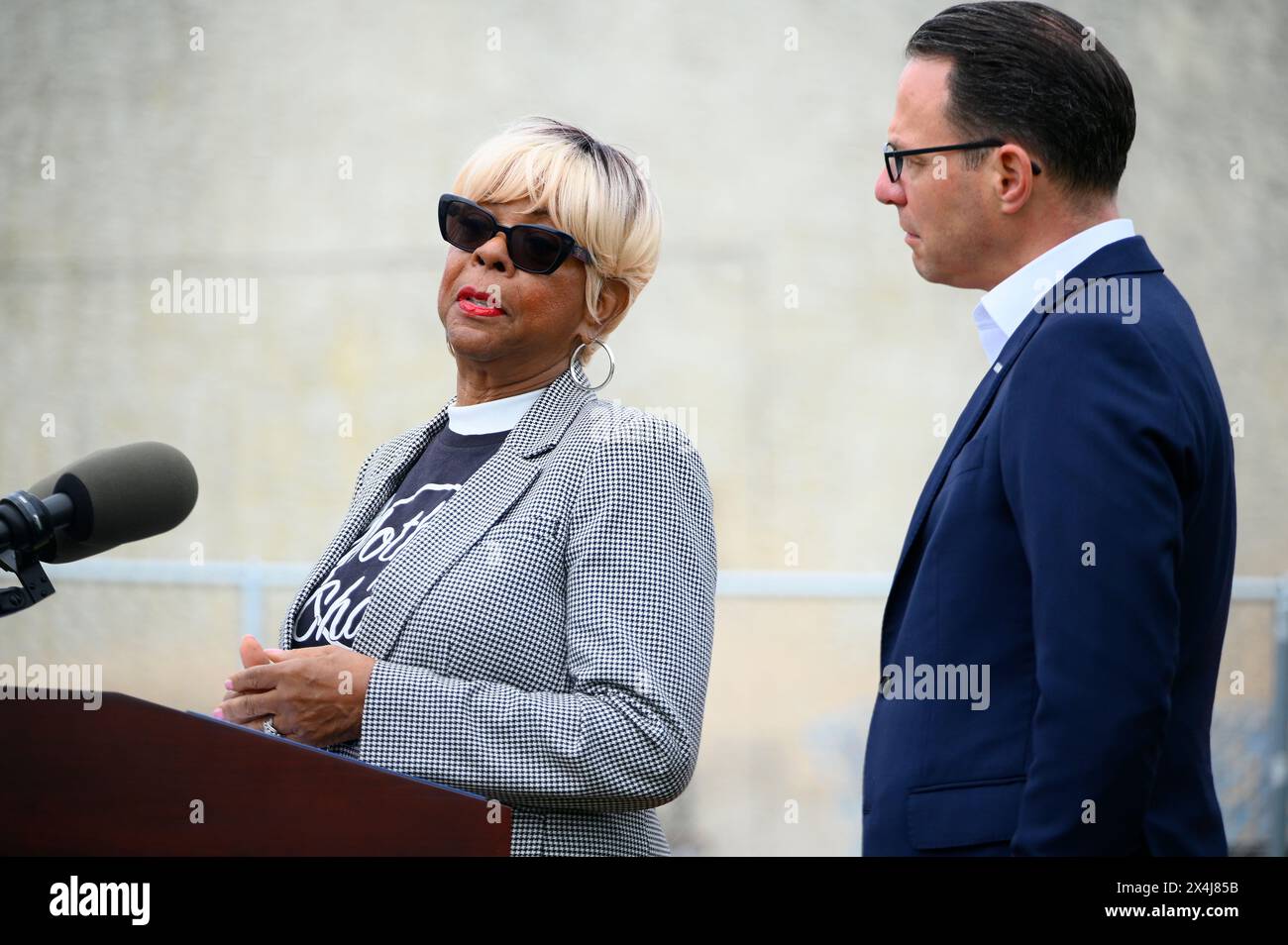 Philadelphia, Usa. Mai 2024. Dr. Dorothy Johnson-Speight, Gründerin und Executive Director von Mothers in Charge spricht am 3. Mai 2024 auf einer Pressekonferenz zur Bekämpfung von Gewalt und Sicherheit der PA Communities in West Kensington in Philadelphia, Pennsylvania, USA. Gouverneur Shapiro schlägt eine Investition in Programme der Jugendgemeinde vor, um Gewaltverbrechen und Waffengewalt zu verringern. (Foto: Bastiaan Slabbers/SIPA USA) Credit: SIPA USA/Alamy Live News Stockfoto