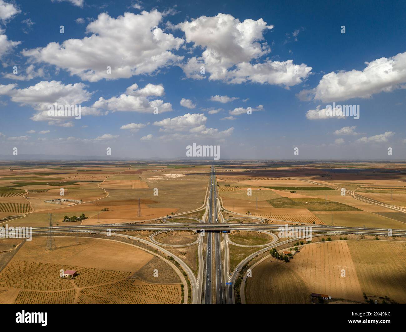 Luftaufnahme der Kreuzung zwischen den Autobahnen A-4 und A-43 bei Manzanares in der Region La Mancha (Ciudad Real, Castilla La Mancha, Spanien) Stockfoto