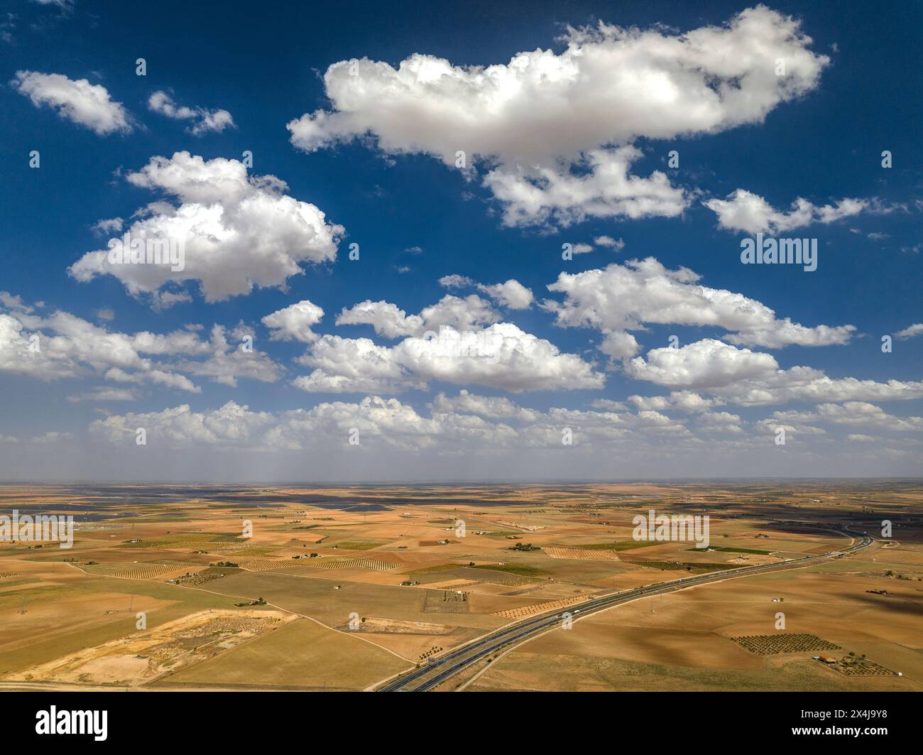 Luftaufnahme der Felder in La Mancha im Sommer in der Nähe von Manzanares (Ciudad Real, Castilla La Mancha, Spanien) ESP: Vista aérea de campos en La Mancha, España Stockfoto