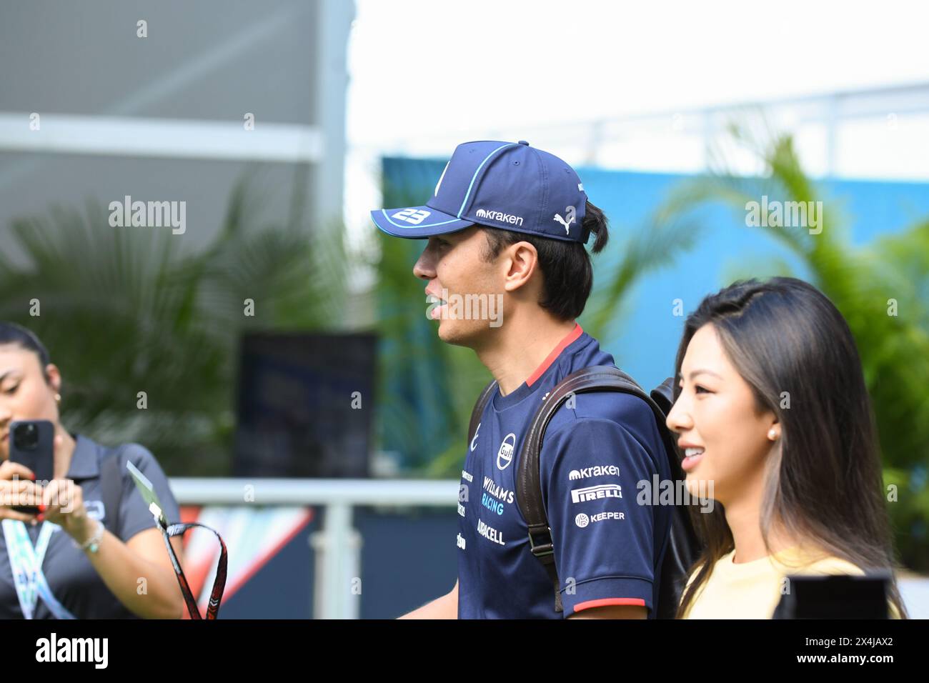 Alexander Albon aus Thailand und Fahrer des (23) Williams Racing Mercedes, betritt am 3. Mai 2024 in Miami, Florida, das Fahrerlager für den Formel 1 Grand Prix von Miami. (Foto: JC Ruiz/SIPA USA) Credit: SIPA USA/Alamy Live News Stockfoto