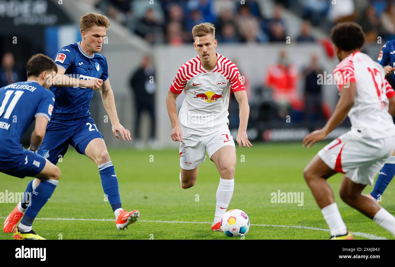 Deutschland. Mai 2024. Fußball, erste Liga, 1. Bandesliga, TSG Hoffenheim - RB Leipzig, 03.05.2024, GER, Sinsheim, PreZero Arena f.l. Marius Büelter (TSG Hoffenheim, 21) und Dani Olmo (RB Leipzig, 7). Quelle: HMB Media/Alamy Live News Stockfoto