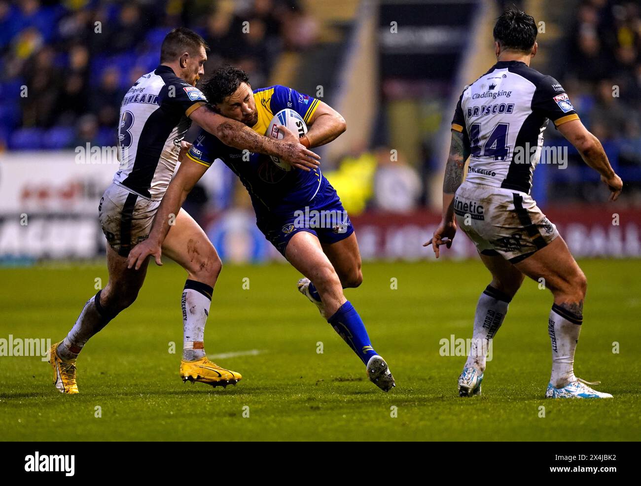 Toby King der Warrington Wolves wird von Ed Chamberlain des Hull FC während des Spiels der Betfred Super League im Halliwell Jones Stadium in Warrington angegriffen. Bilddatum: Freitag, 3. Mai 2024. Stockfoto