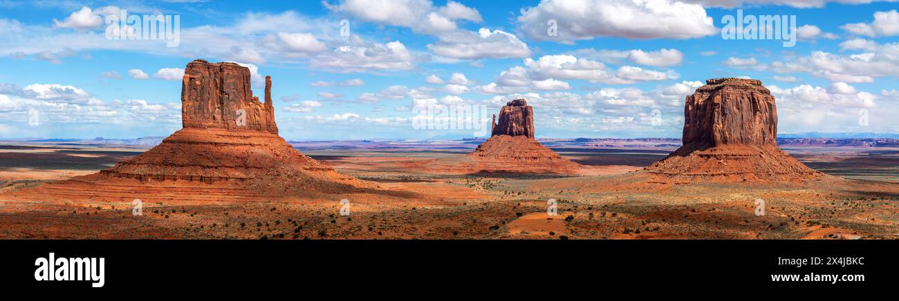 Malerischer Blick auf die herrlichen Buttes im Monument Valley an einem hellen, lebhaften Frühlingstag. Stockfoto