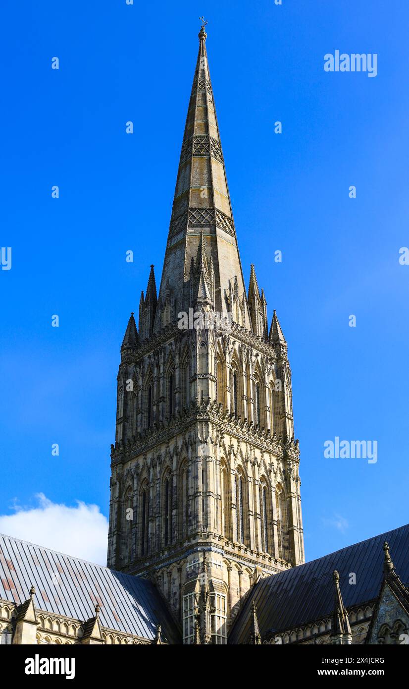 Salisbury, England, 29. März 2024: Wunderschöne Kathedrale von Salisbury an einem klaren Frühlingstag Stockfoto