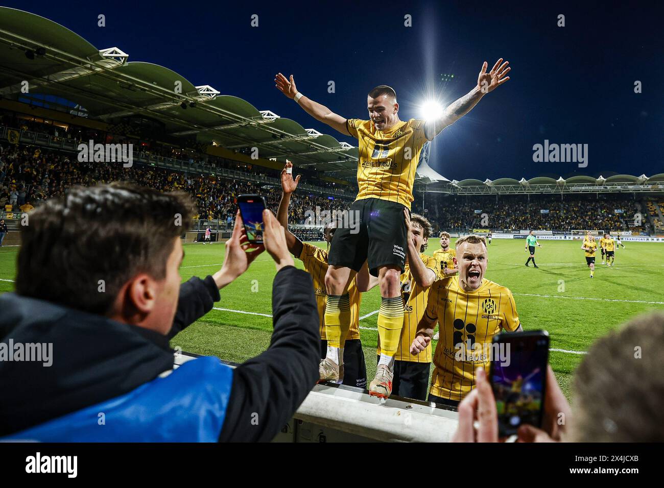 KERKRADE - Vaclav Sejk von Roda JC feiert das 2-0 während des KKD-Spiels zwischen Roda JC und SC Cambuur im Stadion Parkstad Limburg am 3. Mai 2024 in Kerkrade, Niederlande. ANP MARCEL VAN HOORN Stockfoto