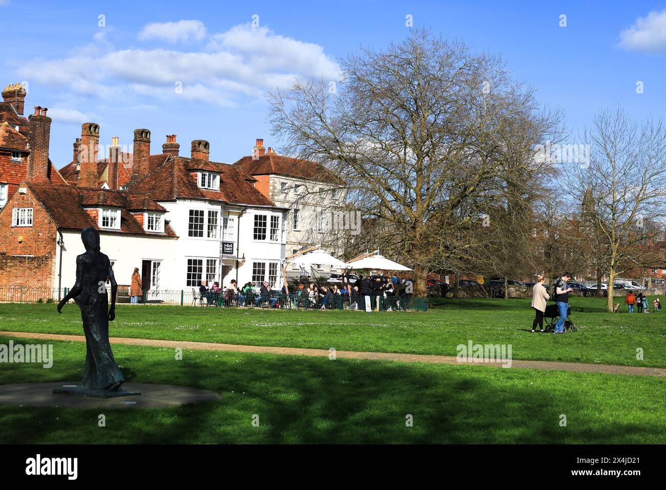 Salisbury, England - 29. März 2024: Schöner Garten neben der Kathedrale von Salisbury an einem sonnigen Tag Stockfoto