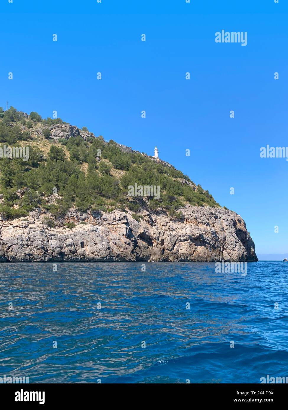 Bergiges Grün, felsige unbewohnte Insel in azurblauem Meer, ruhiges Wassermeer, Abenteuer an sonnigen Tagen, wunderbarer Urlaub, Outdoor-Aktivitäten, Wassersport Stockfoto