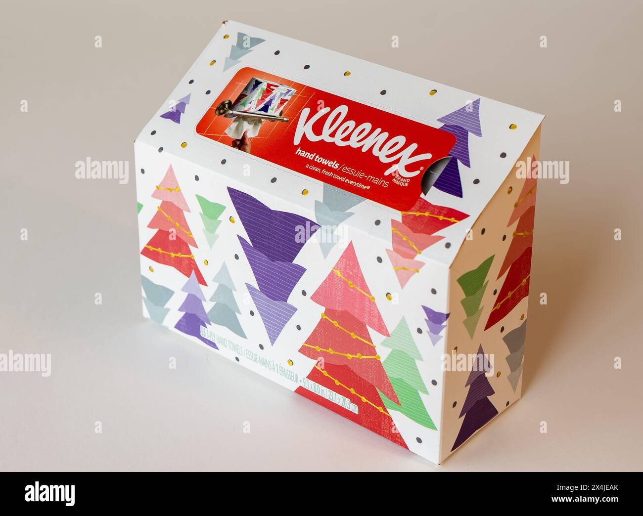 BEMIDJI, MN - 17 NOV 2020: Schachtel Kleenex Papier Einweg-Handtücher mit Weihnachtsbäumen.. Kleenex ist ein amerikanisches Unternehmen für Tissue- und Papierprodukte Stockfoto