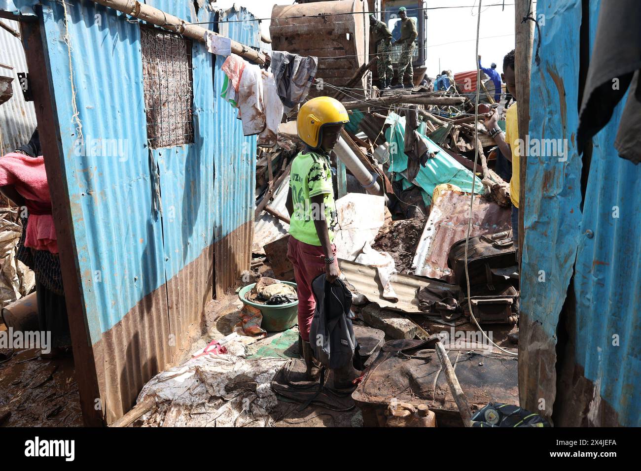 Nairobi, Kenia. Mai 2024. Ein Bewohner der Mathare-Slums wird gesehen, bevor er am 3. Mai 2024 in ein provisorisches Schutzhaus in Nairobi, Kenia, verlegt wurde. Die Zahl der Todesopfer durch die heftigen Überschwemmungen und Erdrutsche, die seit März in Kenia durch starke Regenfälle ausgelöst wurden, ist auf 210 gestiegen, wobei Dutzende von Menschen immer noch vermisst werden, teilte die Regierung am Freitag mit. Quelle: John Okoyo/Xinhua/Alamy Live News Stockfoto