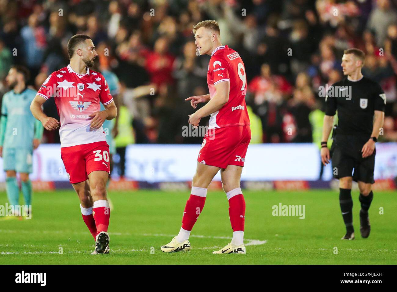 Barnsley, Großbritannien. Mai 2024. Barnsley Stürmer Sam Cosgrove (9) erzielt ein TOR 1-2 und feiert Barnsley Mittelfeldspieler Adam Phillips (30) während der Barnsley FC gegen Bolton Wanderers FC SKY BET League One Play-offs Halbfinale 1st Leg in Oakwell, Barnsley, England, Großbritannien am 3. Mai 2024 Credit: Every Second Media/Alamy Live News Stockfoto