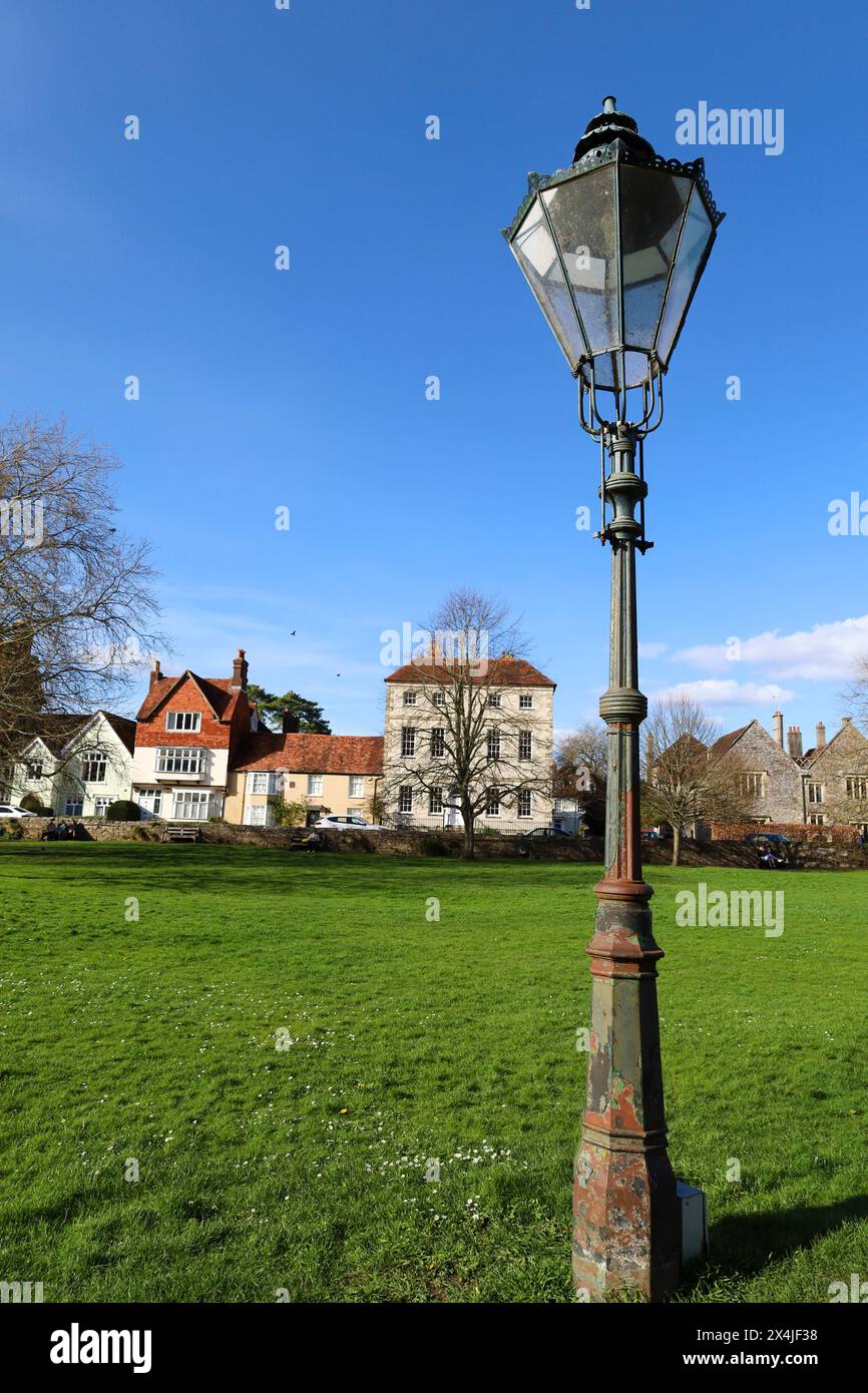 Salisbury, England - 29. März 2024: Schöner Garten neben der Kathedrale von Salisbury an einem sonnigen Tag Stockfoto