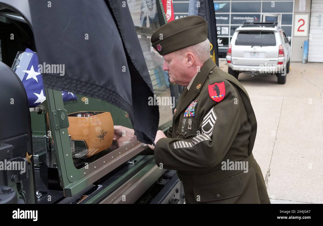 St. Louis, Usa. Mai 2024. Ein Mitglied der Ehrenwache überprüft die Überreste von Marinesegent Colin Arslanbas, 22, nachdem er in einen Humvee gebracht wurde und auf eine Prozession während eines würdevollen Transfers am St. Louis Lambert International Airport in St. Louis am Freitag, den 3. Mai 2024 wartet. Sgt. Colin Arslanbas starb am 18. April bei einem Trainingsunfall in der Nähe des Marine Corps Base Camp Lejeune in North Carolina. Foto: Bill Greenblatt/UPI Credit: UPI/Alamy Live News Stockfoto