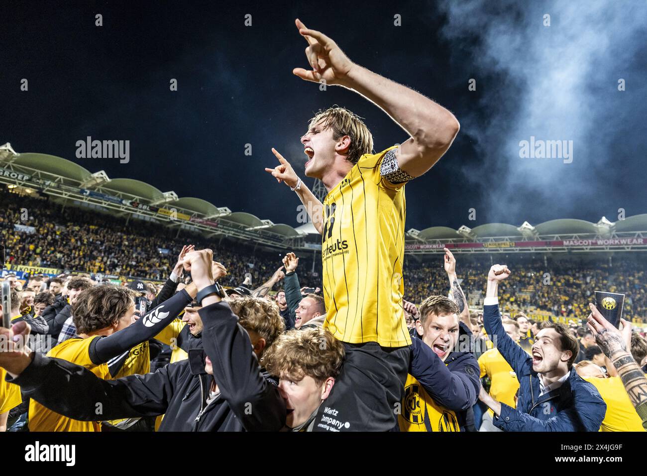 KERKRADE - Matisse Didden von Roda JC Kerkrade jubelt mit den Fans zu früh nach dem KKD-Spiel zwischen Roda JC und SC Cambuur im Stadion Parkstad Limburg am 3. Mai 2024 in Kerkrade, Niederlande. ANP MARCEL VAN HOORN Stockfoto