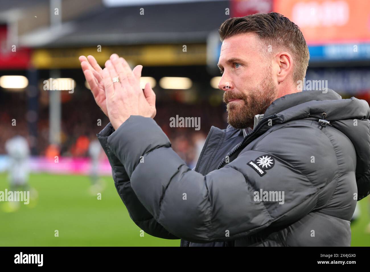 Kenilworth Road, Luton, Bedfordshire, Großbritannien. Mai 2024. Premier League Football, Luton Town gegen Everton; Luton Town Manager Rob Edwards begrüßt die Fans Credit: Action Plus Sports/Alamy Live News Stockfoto