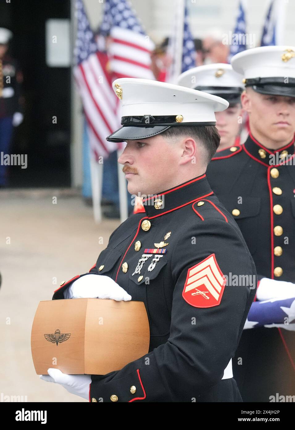St. Louis, Usa. Mai 2024. Eine Ehrengarde trägt die Überreste von Marinesegent Colin Arslanbas, 22, der letzten Monat bei einem Trainingsunfall bei einem würdevollen Transfer am St. Louis Lambert International Airport in St. Louis am Freitag, den 3. Mai 2024, ums Leben kam. Sgt. Colin Arslanbas starb am 18. April in der Nähe des Marine Corps Base Camp Lejeune in North Carolina. Foto: Bill Greenblatt/UPI. Quelle: UPI/Alamy Live News Stockfoto