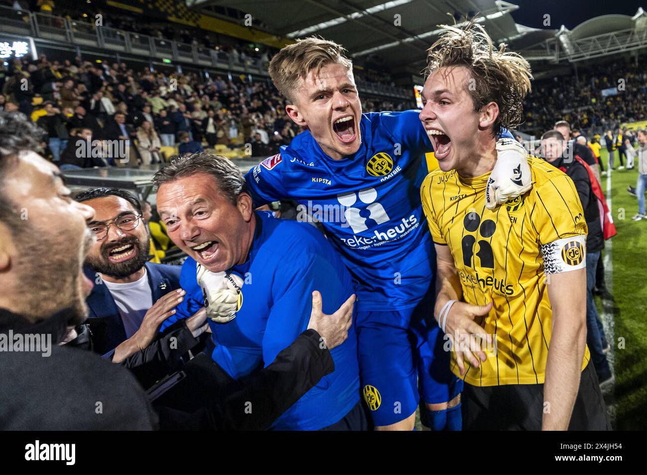 KERKRADE - (l-r) Calvin Raatsie von Roda JC Kerkrade, Matisse Didden von Roda JC Kerkrade jubeln zu früh nach dem KKD-Spiel zwischen Roda JC und SC Cambuur im Stadion Parkstad Limburg am 3. Mai 2024 in Kerkrade, Niederlande. ANP MARCEL VAN HOORN Stockfoto