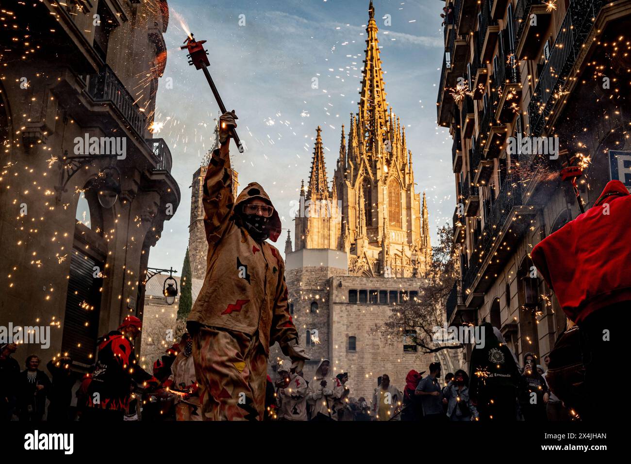 3. Mai 2024, Barcelona, Spanien: Menschen, die als Teufel gekleidet sind, machen beim gotischen Viertel Loca explodierende Pyrotechniken neben der Kathedrale von Barcelona Stockfoto