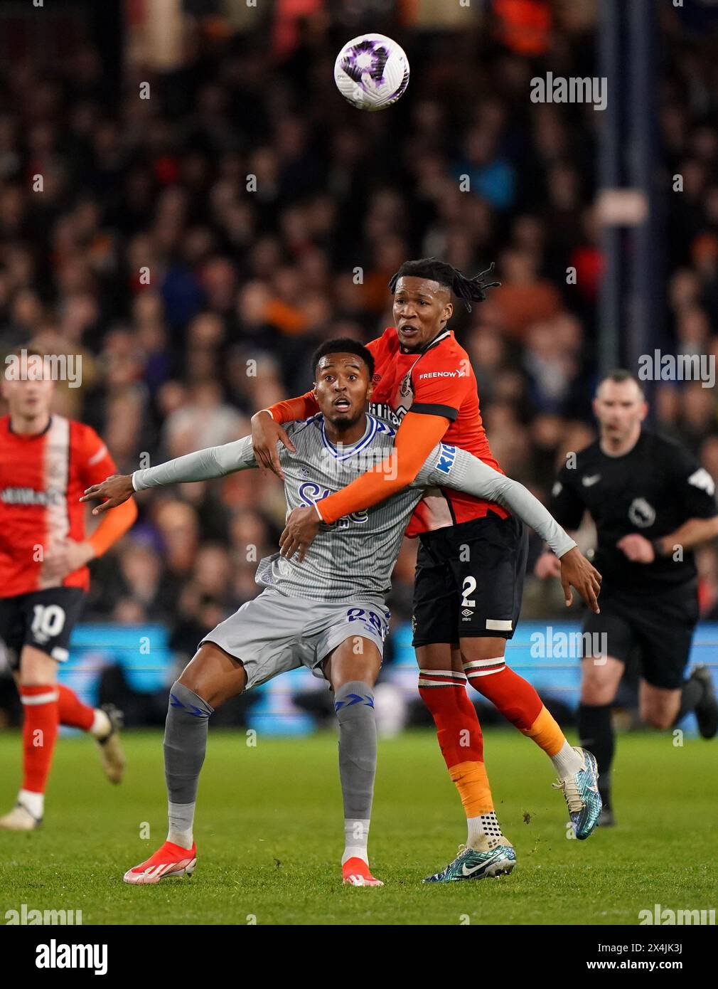 Evertons Youssef Chermiti (links) und Gabriel Osho von Luton Town kämpfen um den Ball während des Premier League-Spiels in der Kenilworth Road, London. Bilddatum: Freitag, 3. Mai 2024. Stockfoto