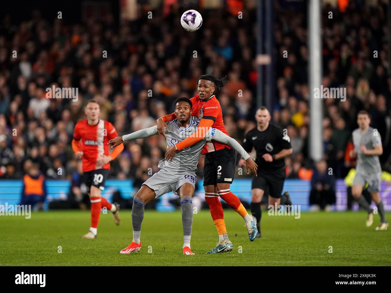 Evertons Youssef Chermiti (links) und Gabriel Osho von Luton Town kämpfen um den Ball während des Premier League-Spiels in der Kenilworth Road, London. Bilddatum: Freitag, 3. Mai 2024. Stockfoto