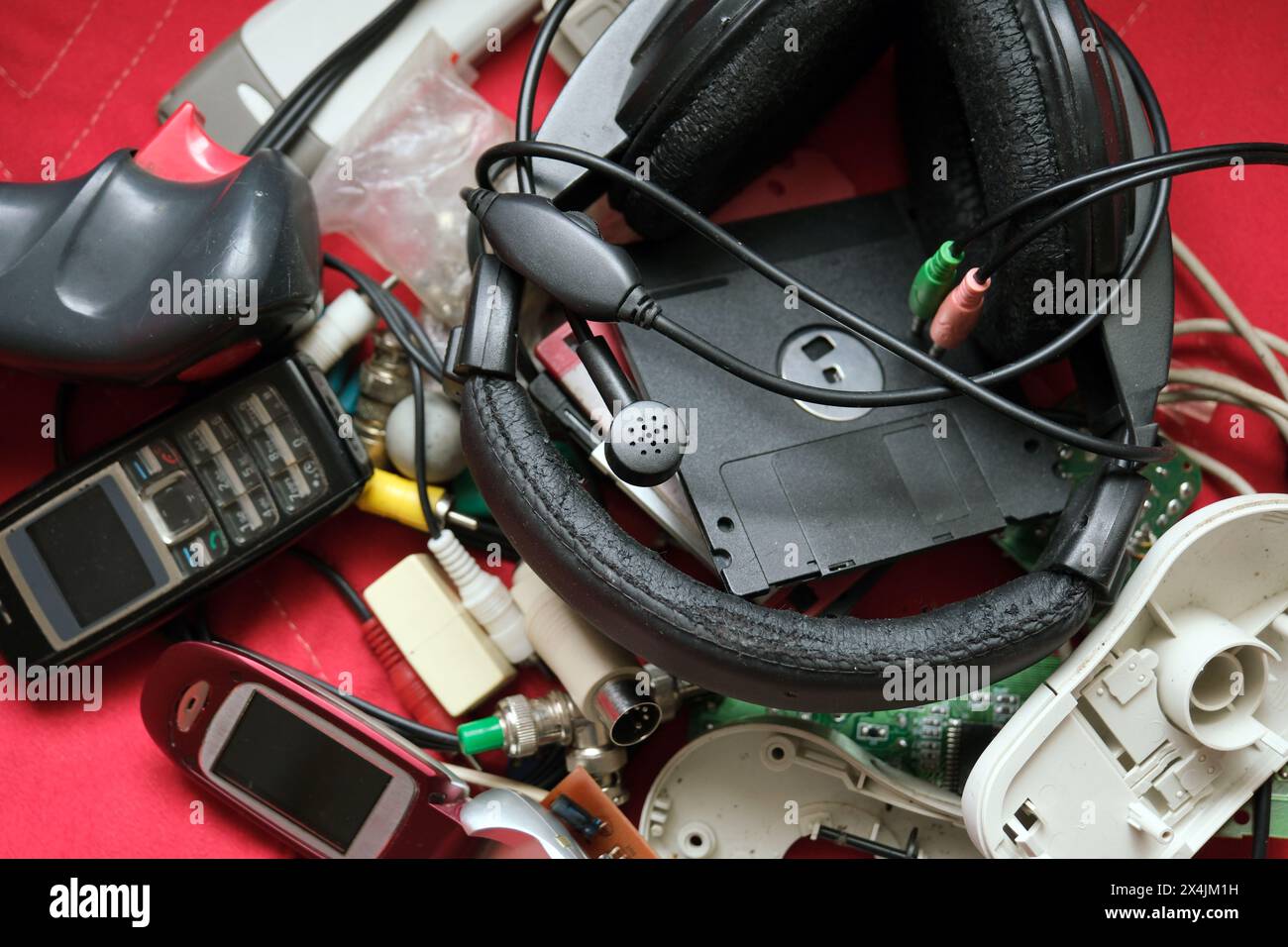 Elektronische Geräte, die das Ende ihrer technologischen Lebensdauer erreicht haben. Elektronik, die auf Recycling oder Elektroschrott wartet. Stockfoto
