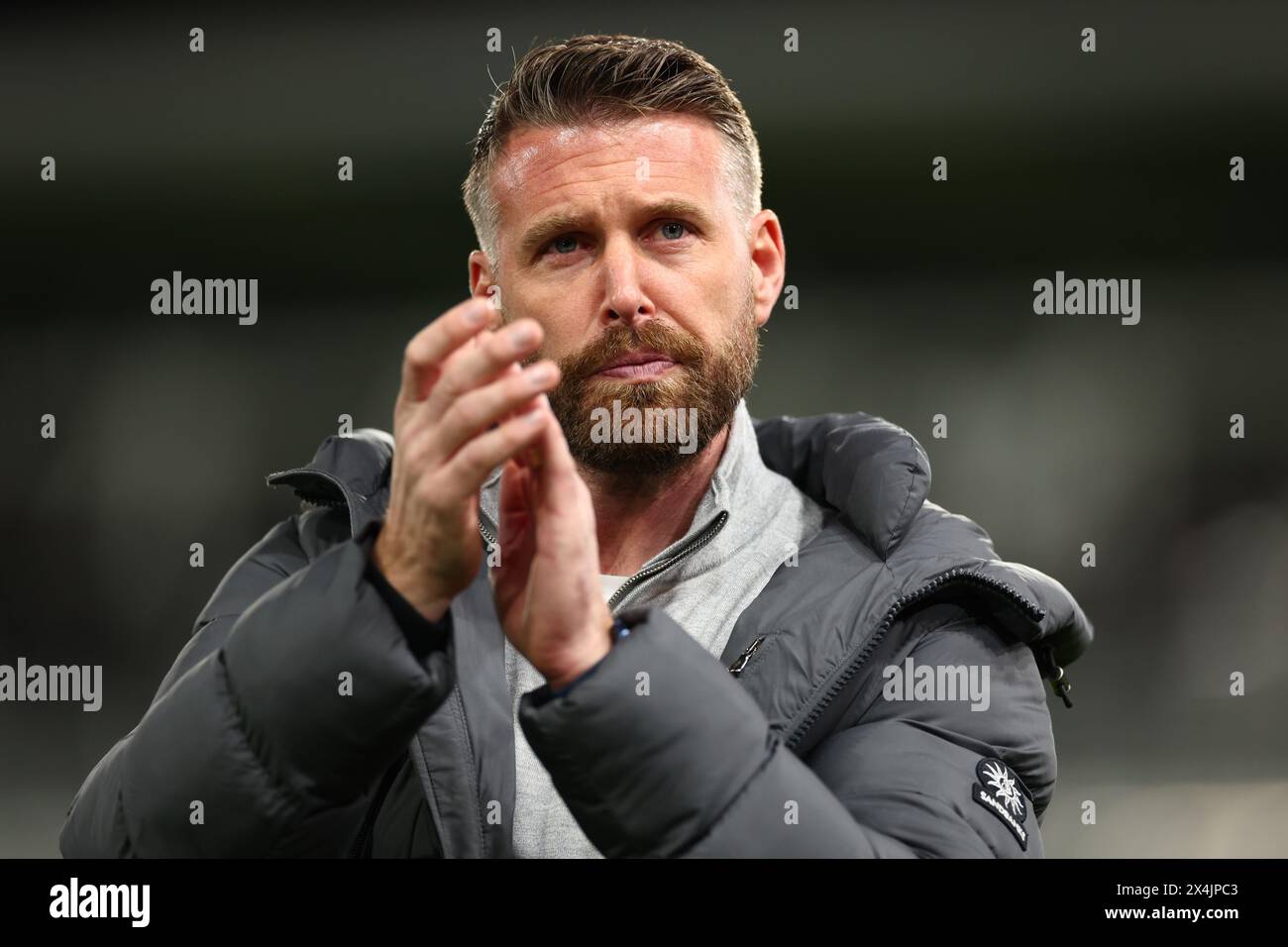 Kenilworth Road, Luton, Bedfordshire, Großbritannien. Mai 2024. Premier League Football, Luton Town gegen Everton; Luton Town Manager Rob Edwards applaudiert den Fans nach der Verlosung 1-1 Credit: Action Plus Sports/Alamy Live News Stockfoto