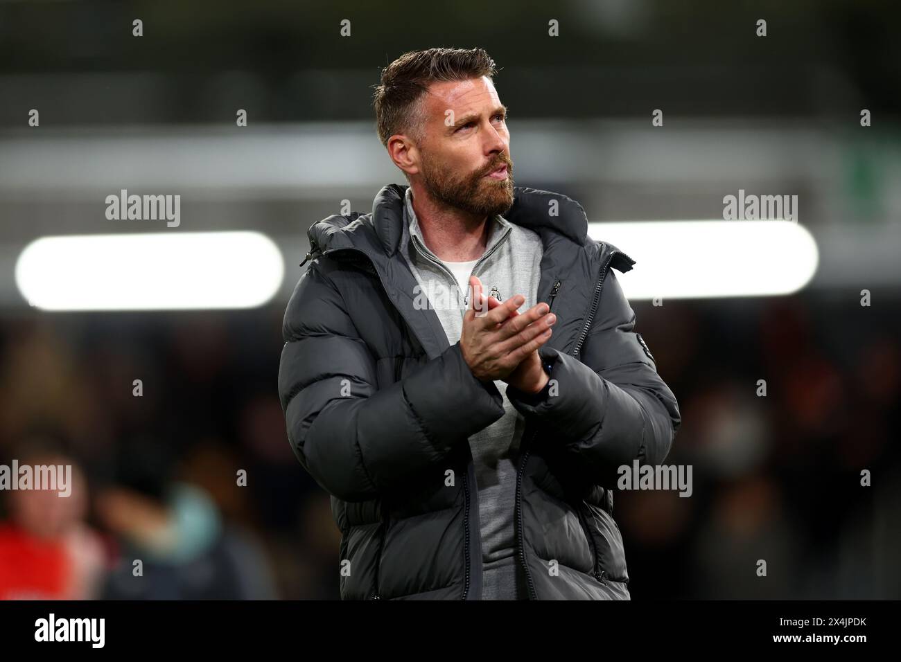 Kenilworth Road, Luton, Bedfordshire, Großbritannien. Mai 2024. Premier League Football, Luton Town gegen Everton; Luton Town Manager Rob Edwards applaudiert den Fans nach der Verlosung 1-1 Credit: Action Plus Sports/Alamy Live News Stockfoto