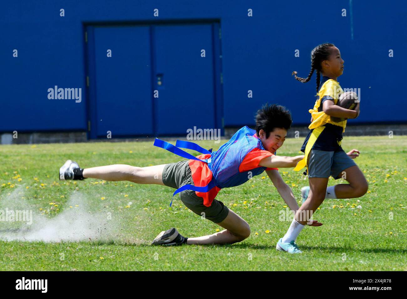 Yokota Air Base, Japan. April 2024. Ein Spieler versucht, im Baseballstadion im Osten des Sports Cultural Exchange Program am 20. April 2024 die Flagge eines Gegners zu ziehen. Schüler der Yokota Middle School und der Fussa Dai-ichi Junior High School nahmen am ersten Sport Cultural Exchange Program Teil, einer mehrwöchigen Veranstaltung, bei der lokale Japaner und Yokota-Schüler zusammenkommen und ihre Erfahrungen innerhalb der Kulturen austauschen können, während sie Sport einbeziehen. (Kreditbild: © Alexzandra Gracey/USA Air Force/ZUMA Press Wire) NUR REDAKTIONELLE VERWENDUNG! Nicht für Komm Stockfoto