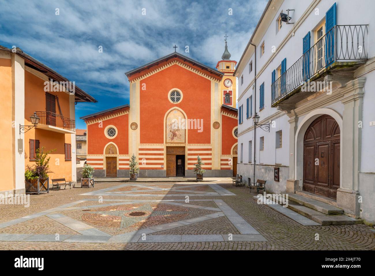 Sanfront, Cuneo, Italien - 03. Mai 2024: Die Pfarrkirche San Martino auf der Piazza Ferrero mit Porphyr- und Steinplatten im historischen Dorf gepflastert Stockfoto