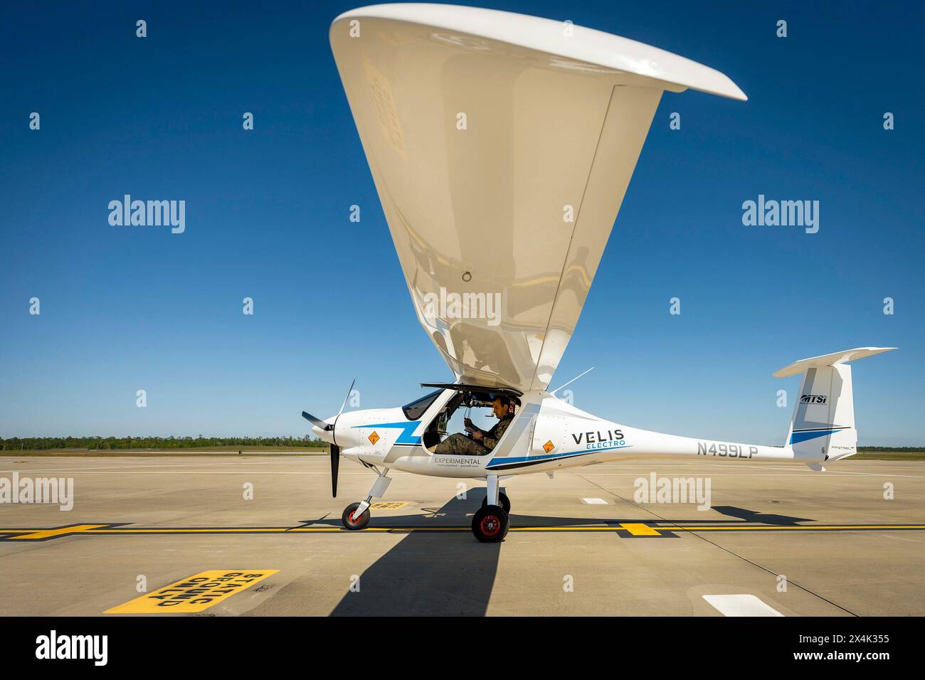 22. April 2024 - Eglin Air Force Base, Florida, USA - Brig. General Jeffrey Geraghty, Kommandeur und Ausbilder des 96. Testflügels, Jim Mueller, Modern Technology Solutions Inc., bereitet sich auf ein Taxi für einen Testflug eines Elektroflugzeugs am 22. April 2024 auf der Eglin Air Force Base in Florida vor. Geraghty und andere Eglin-Testpiloten flogen die 80 PS starke 1000 Pipistrel Velis Electro über einen Zeitraum von drei Wochen, um AFWERX qualitative Bewertungen hinsichtlich der Nutzung von Elektroflugzeugen für die Air Force zu liefern. (Kreditbild: © Samuel King Jr./USA Air Force/ZUMA Press Wire) NUR REDAKTIONELLE VERWENDUNG! Nicht für kommerzielle ZWECKE Stockfoto