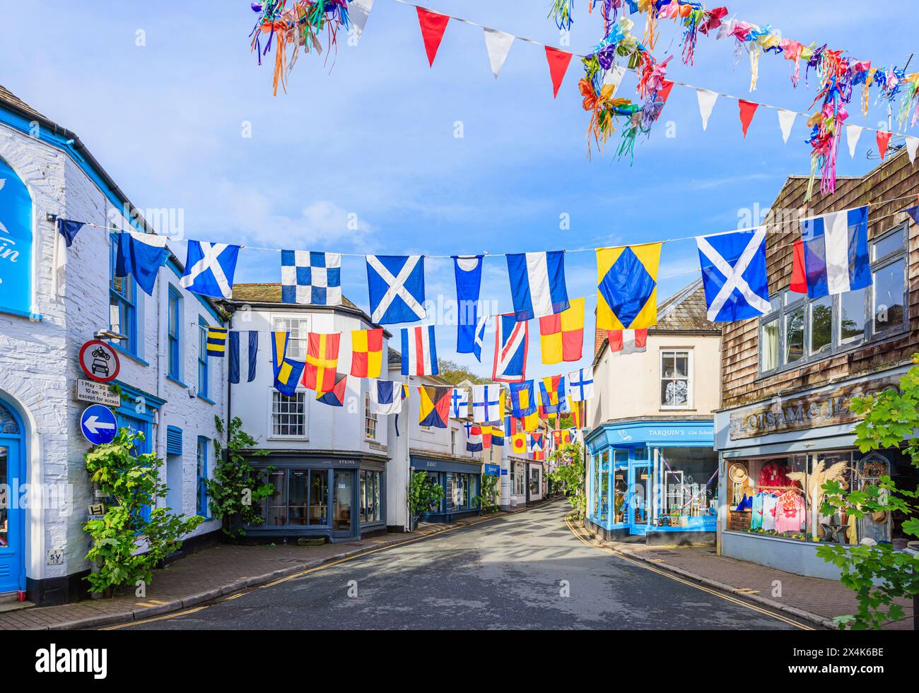 Farbenfrohe bunte Töne in den Straßen für das „Obby Oss Festival“, ein traditionelles Folk-Event am Mai in Padstow, einer Küstenstadt in Cornwall, England Stockfoto